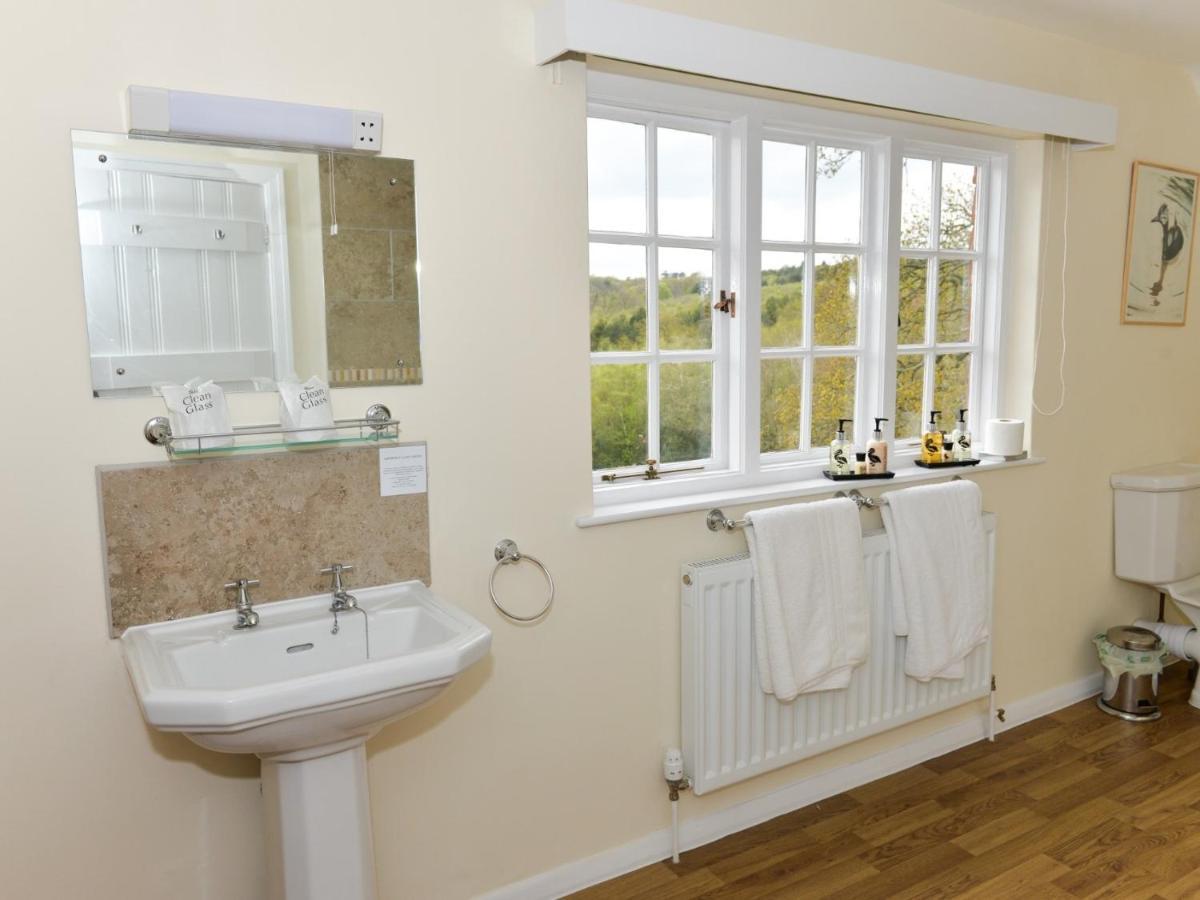 Twyford Farm B&B Хейуърдс Хийт Екстериор снимка
